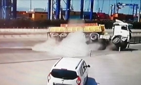 Kocaeli'de bor yüklü tır devrildi