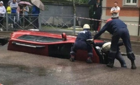 Rusya’da yol çöktü, otomobil çukura düştü