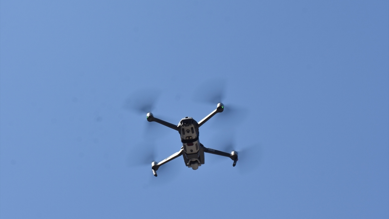 Yaya yoğunluğunun en fazla olduğu Atatürk, Gölbaşı ve Gölebatmaz Caddesi`nde drone uçuran ekipler, hem sosyal mesafe hem de maske denetimlerini sürdürüyor.