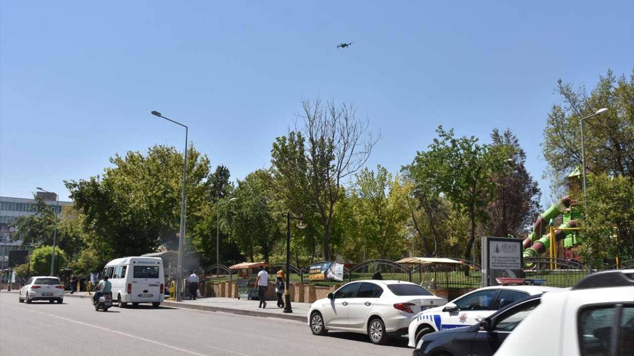 İl Emniyet Müdürlüğü İnsansız Hava Araçları Büro Amirliği ekipleri, vatandaşların yoğun olduğu bölgeleri belirleyerek maske denetimi gerçekleştirdi.