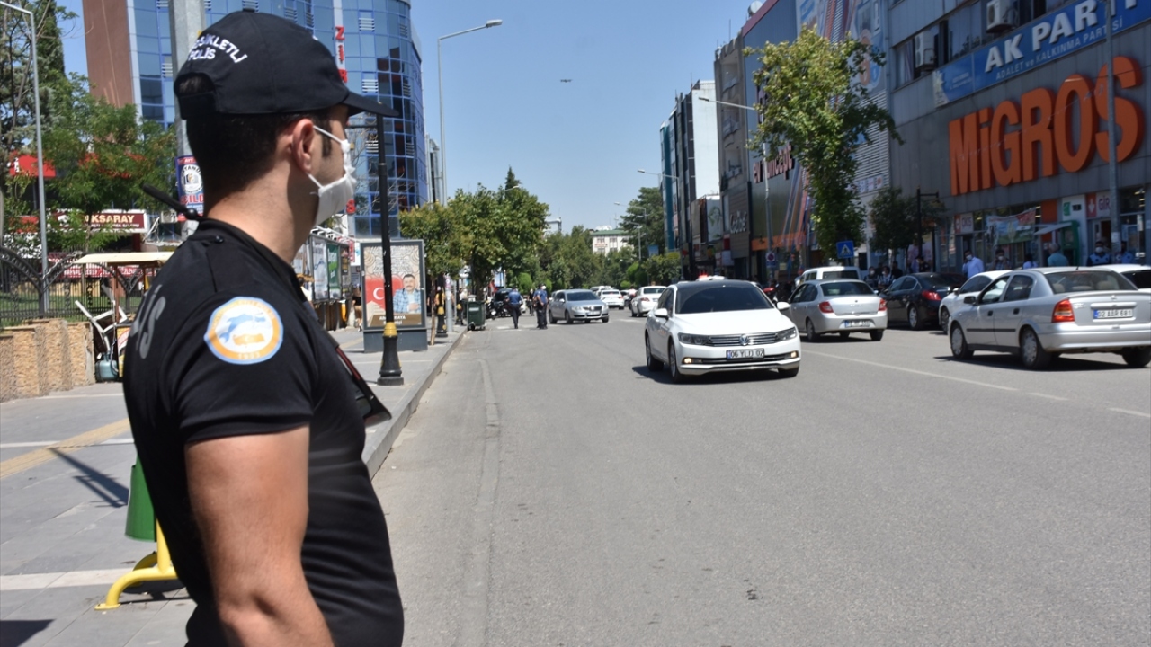 Bazı kişilerin maskelerini polis ekiplerini görünce takmaları kameralara yansıdı. 