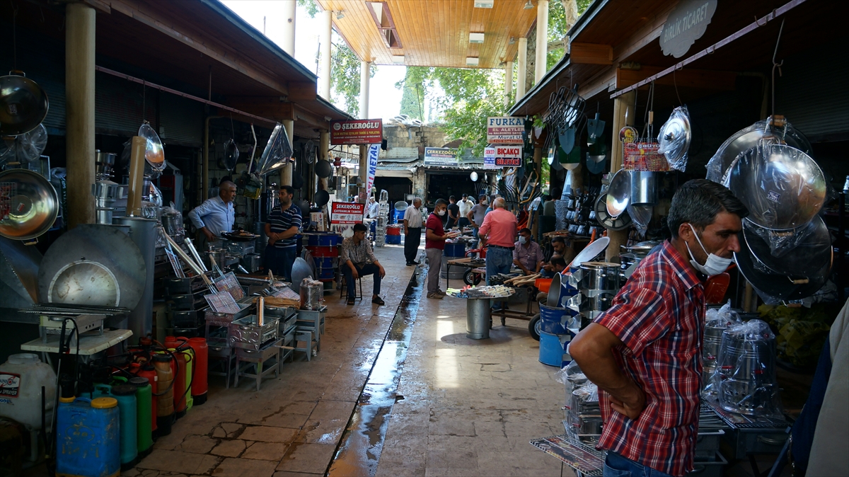 Tarihi Oturakçılar Pazarı`nda esnaflık yapan Mustafa Uyan, bayram öncesi bıçak bileme işlerinde yoğunluk oluştuğunu söyledi.
