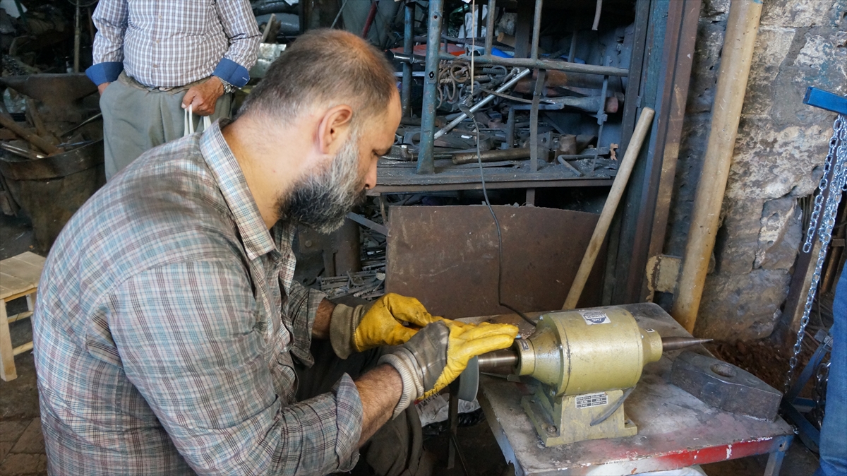 Müşterilerden İlhan Kurt ise Kurban Bayramı dolayısı ile tarihi Oturakçılar Pazarı`na gelerek satır ve bıçaklarını bilettiğini dile getirdi. 