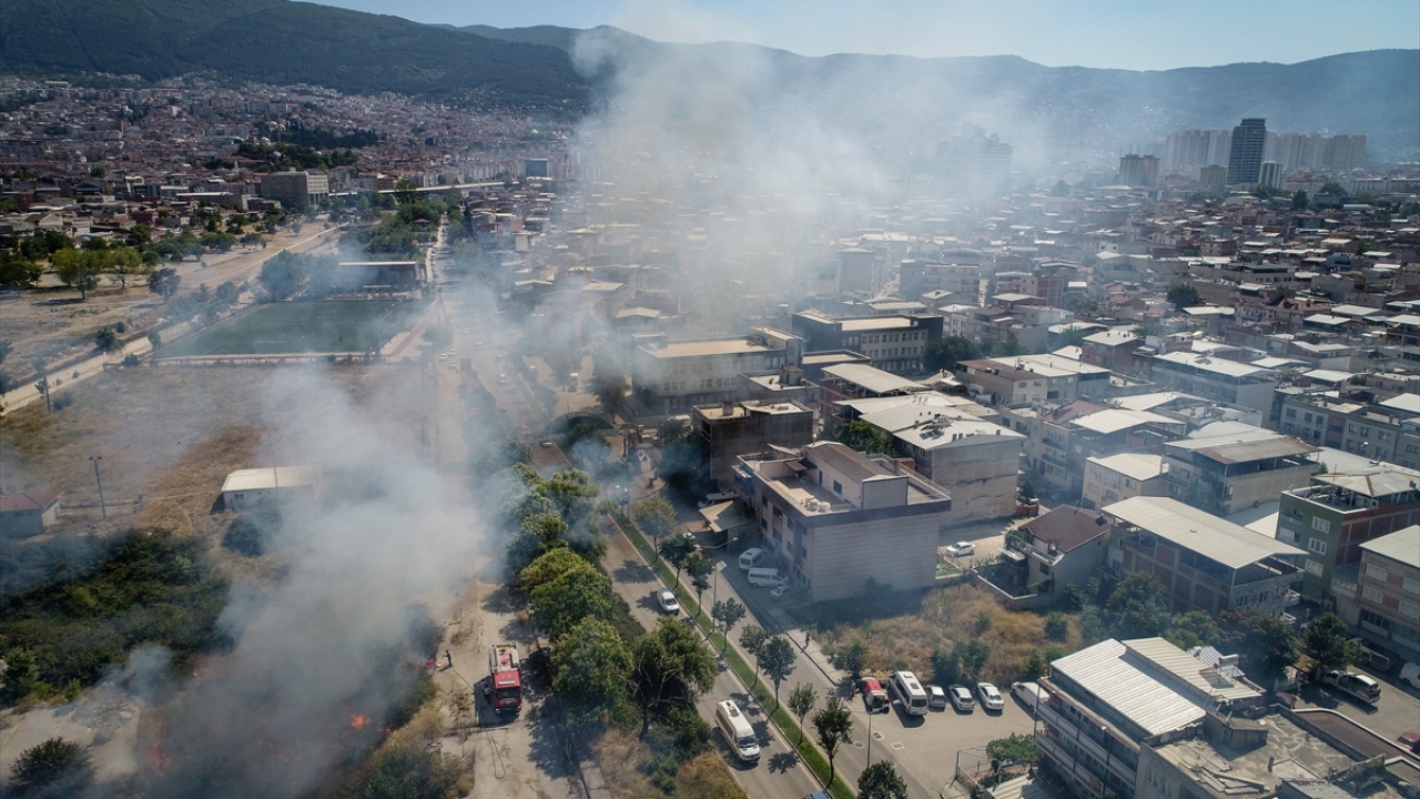 Osmangazi ilçesi Atıcılar Mahallesi`nde yerleşim alanı yakınında henüz bilinmeyen nedenle yangın çıktı.