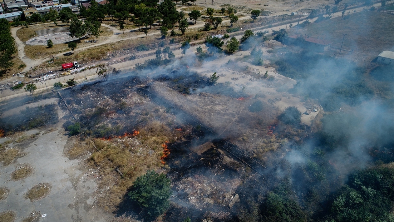 Alevler, rüzgarın da etkisiyle kısa sürede geniş bir alana yayıldı.
