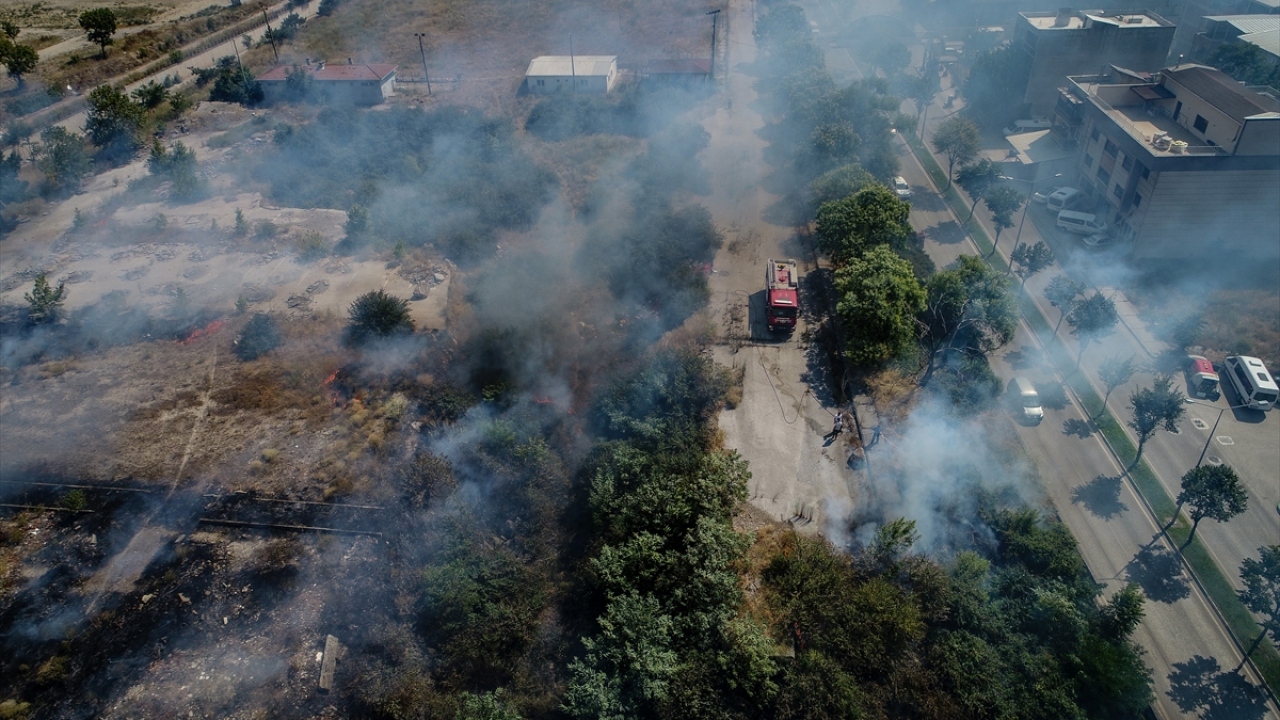 İhbar üzerine olay yerine Bursa Büyükşehir Belediyesi İtfaiye Daire Başkanlığına bağlı çok sayıda ekip sevk edildi.