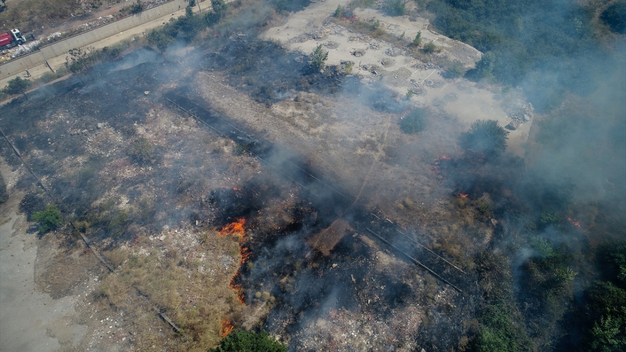 Yangına müdahale eden ekipler, alevlerin çevredeki spor kompleksi ve evlere sıçramaması için yoğun çaba harcıyor.