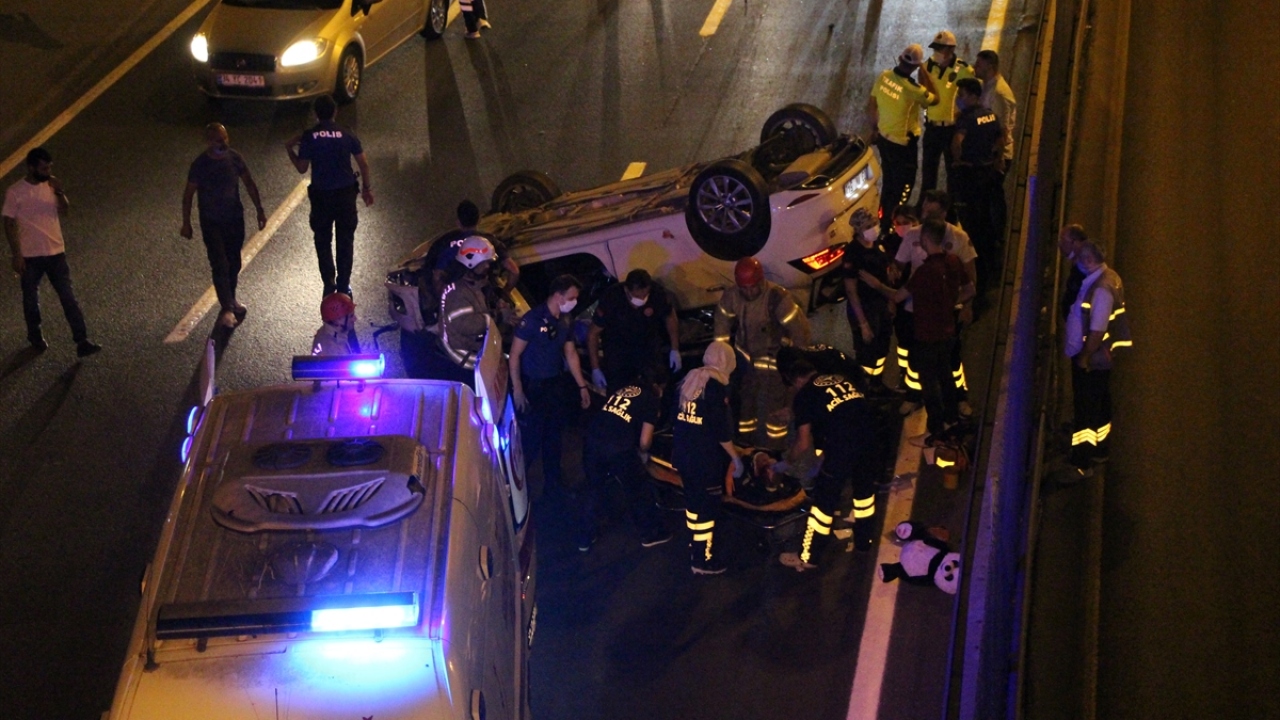 Otomobil savrularak bariyerlere çarparken kontrolden çıkan taksi de yan şeridinde ilerleyen Mehmet Canbolat yönetimindeki 35 HB 1211 plakalı araca çarptı.