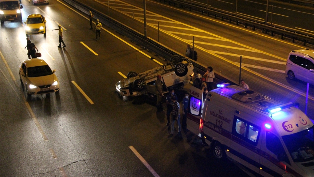 Mehmet Canbolat`ın kullandığı otomobil de refüje çarparak havalandı, ardından yan yolun bariyerlerine çarparak takla attı.