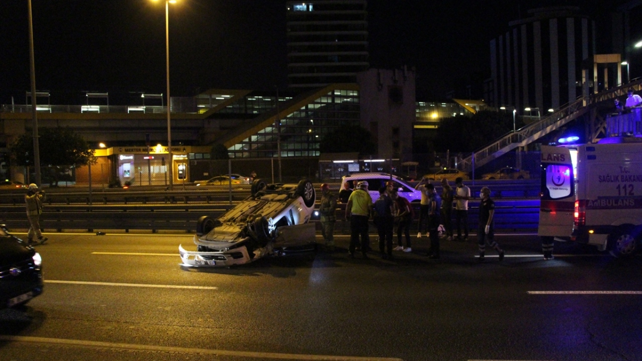 Kazada, sürücülerden İbrahim Boncuk ağır olmak üzere, aynı araçtaki Hakan Boncuk ile diğer otomobilin sürücüsü Canpolat ve yanındaki bir kişi yaralandı.