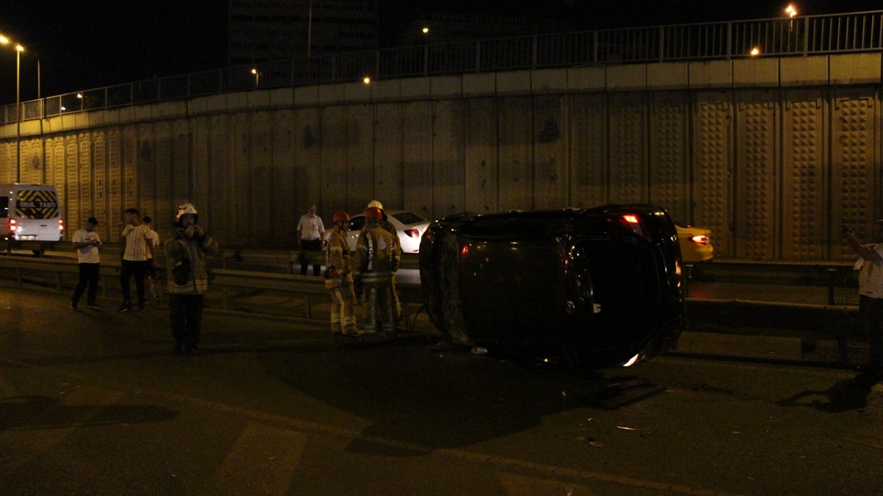 Kaza nedeniyle bir süre kapanan yol, araçların çekici yardımıyla kaldırılmasının ardından açıldı.