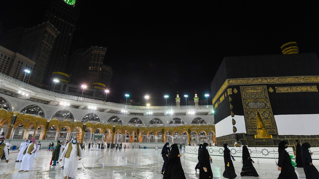 Tedbirler kapsamında her hacı adayı için bir seccade hazırlandığı kaydedildi. 