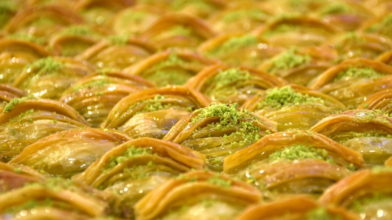 Gece gündüz vardiyalı çalışan işletme sahipleri, özenle yaptıkları tatlı çeşitlerini vatandaşların beğenisine sunuyor.