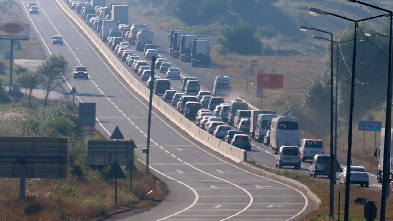 Anadolu Otoyolu üzerinde oluşan yoğunluğun rahatlatılması için D-100`e verilen trafik nedeniyle Bolu Dağı kesiminde araç yoğunluğu oluştu.