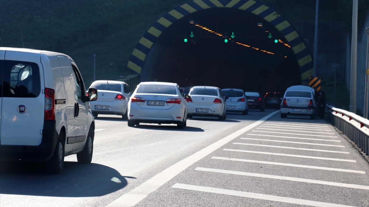 Yolda yaşanan sıkışıklık nedeniyle otoyoldaki araçlar, Karayolları ve polis ekipleri tarafından Kaynaşlı Gişeleri mevkisinden D-100 kara yolu Bolu Dağı mevkisine yönlendiriliyor. 