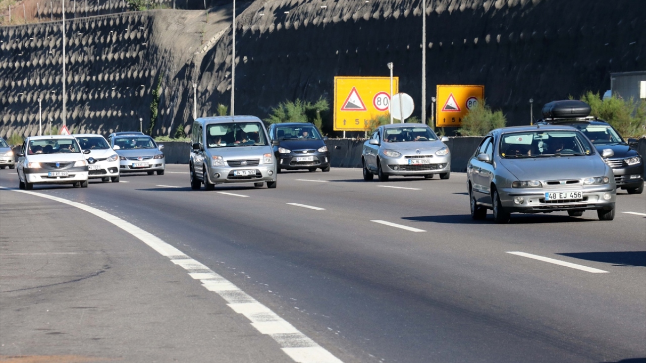 D-100`e yönlendirilen araçlar nedeniyle Bolu Dağı`nda yoğunluk oluştu.
