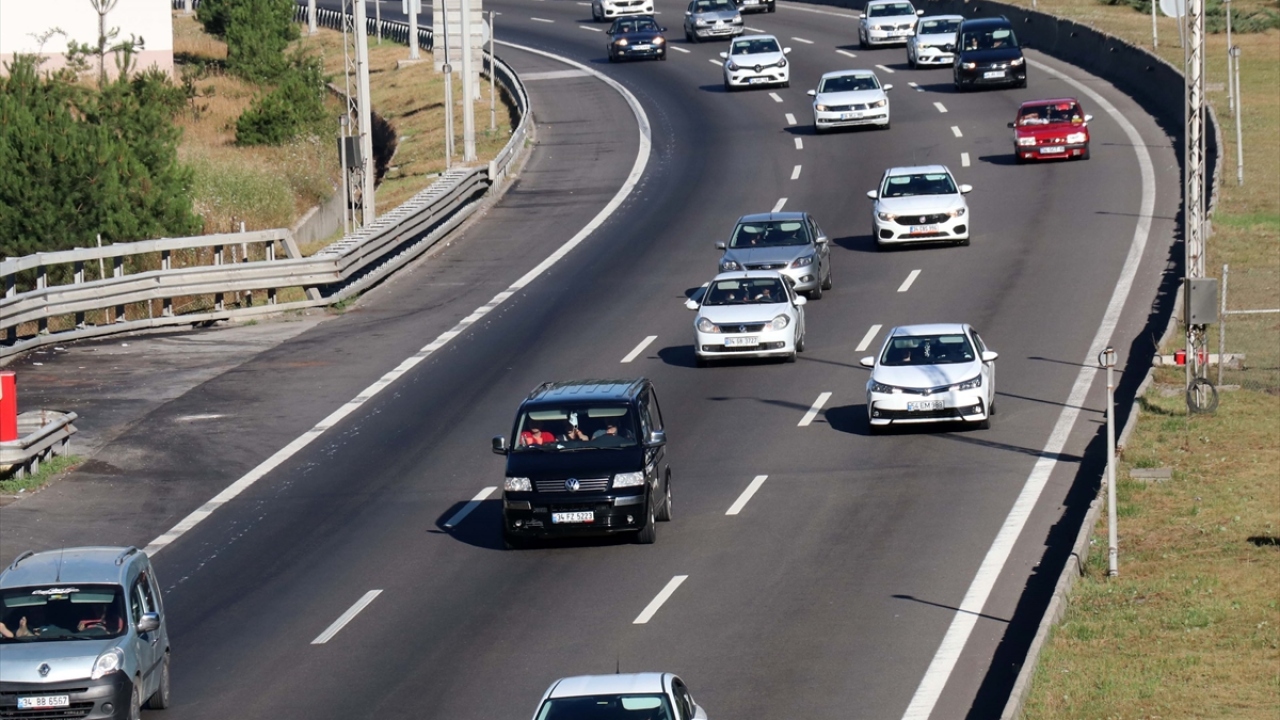 Trafiğin zaman zaman durma noktasına geldiği Bolu Dağı kesiminde trafik ekipleri ulaşımın yavaşlamaması için Abant Gişelerindeki trafik ışıklarını kapatarak araçların hızlı ilerlemesini sağlıyor. 