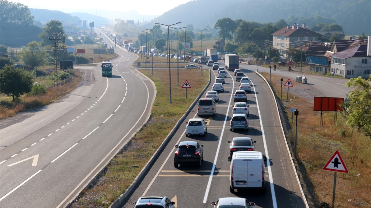 Abant Gişeleri`ne kadarki bölümde yoğunluk arttığında ise, trafik tekrar Anadolu Otoyolu kesimine çevriliyor.