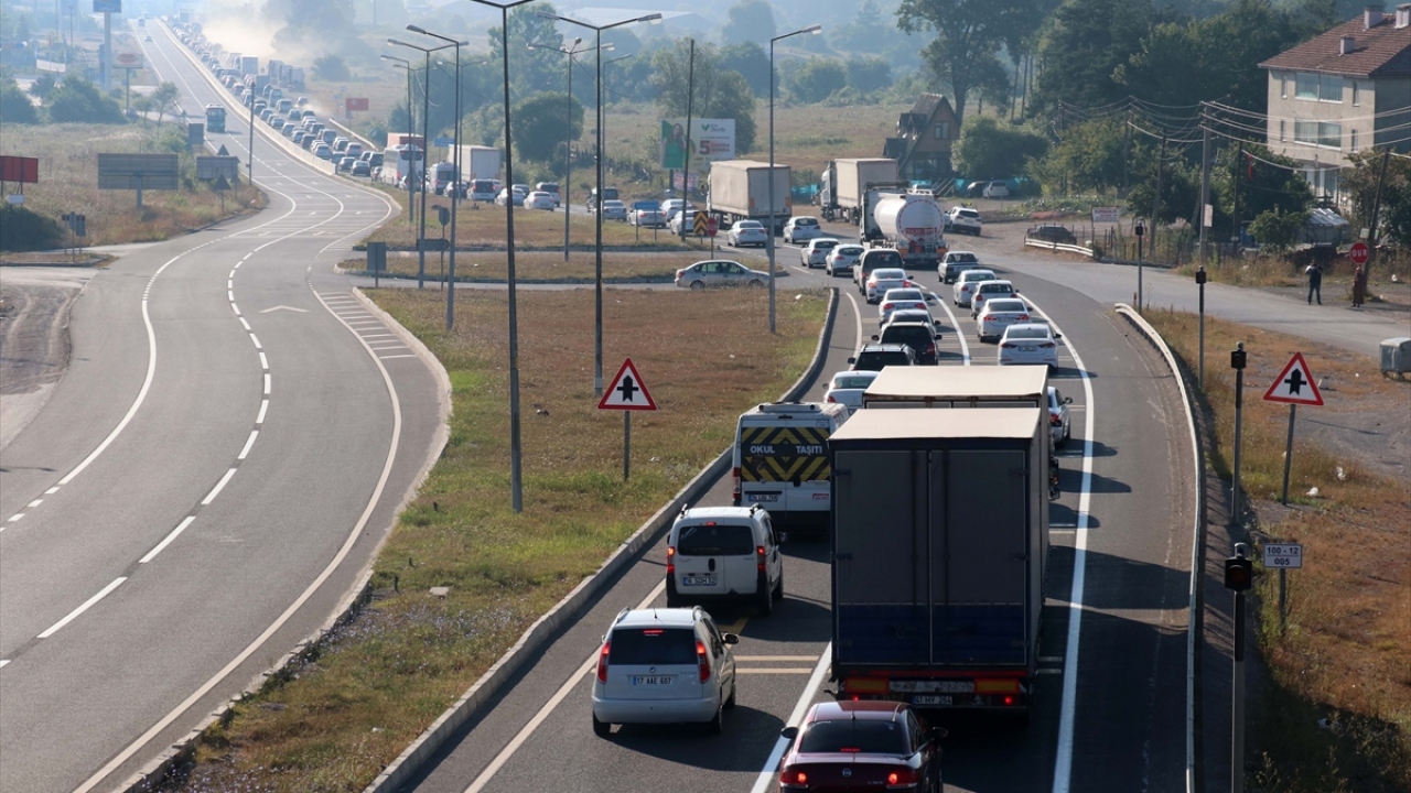 Ayrıca, otoyol üzerinde bulunan dinlenme tesislerine girip-çıkmak istedikleri için yavaşlayan sürücüler de trafikte sıkışmaya neden oluyor. 