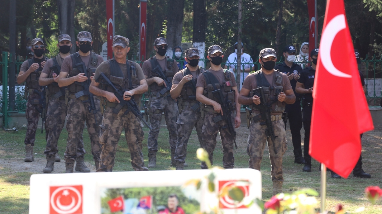Asri Mezarlık Garnizon Şehitliğinde, Kur`an-ı Kerim okundu, dualar edildi.