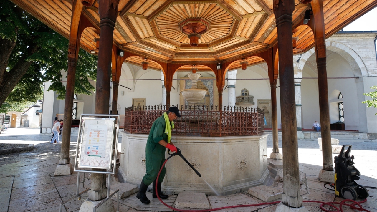 Başkentteki tarihi Gazi Hüsrev Bey Camisi de bayram öncesinde dezenfekte edildi.