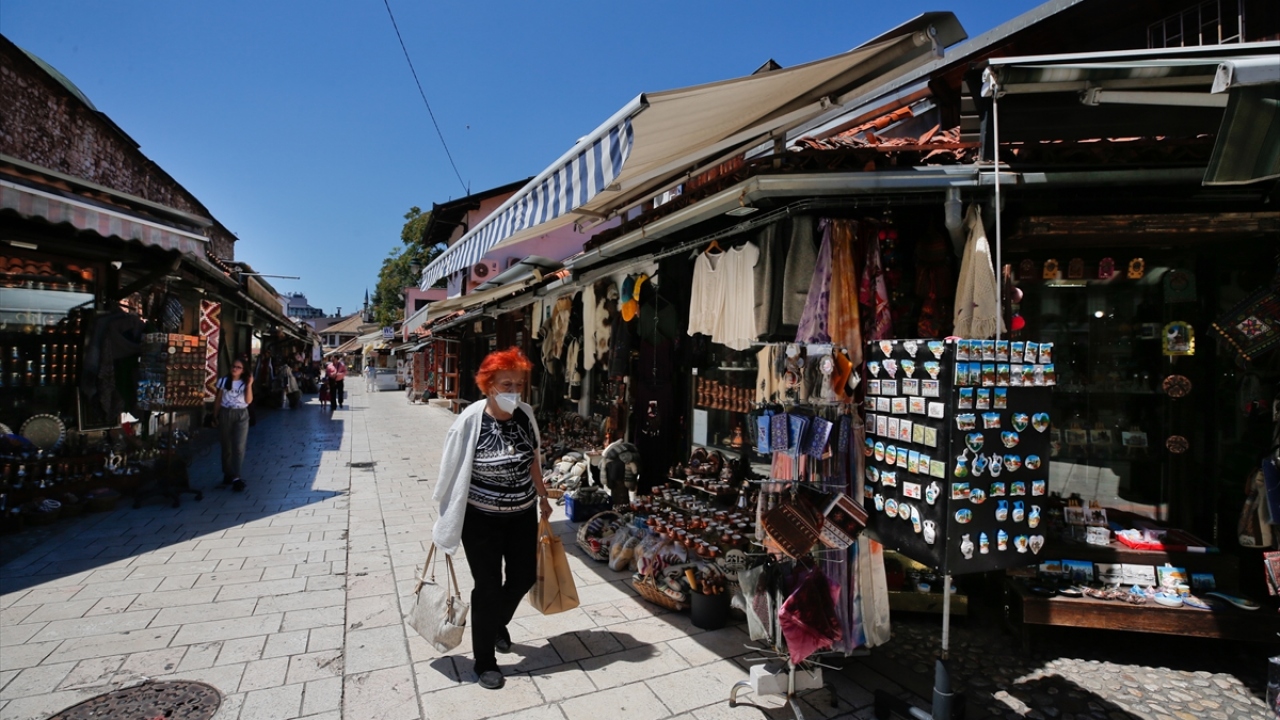 Geçtiğimiz yıllarda "iğne atsan yere düşmez" diye nitelendirilen sokak ve dükkanların bu yılki boş görüntüsü dikkati çekti.