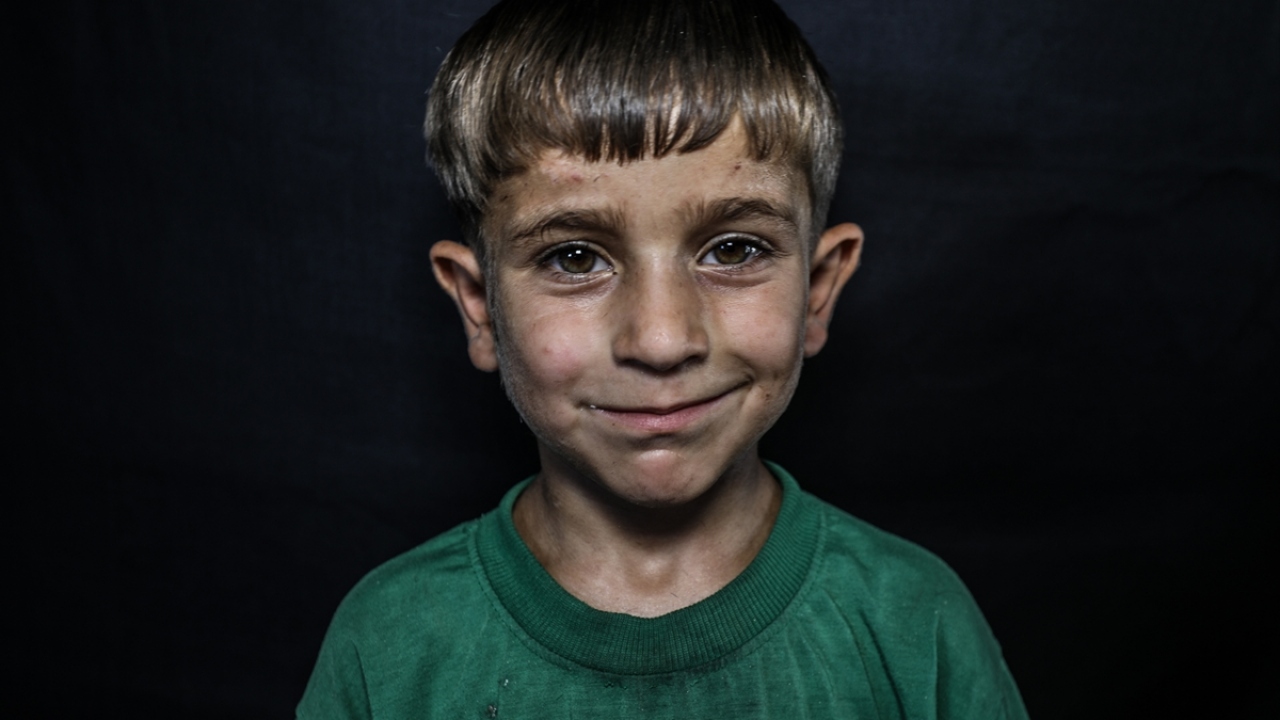 Kuaförler, ateşkesin sağladığı kısmi güven ortamında çocukları, Kurban Bayramı`na hazırlamak için erkek çocuklarını tıraş ederek, kız çocuklarının saçlarını örerek yüzlerini güldürdü.