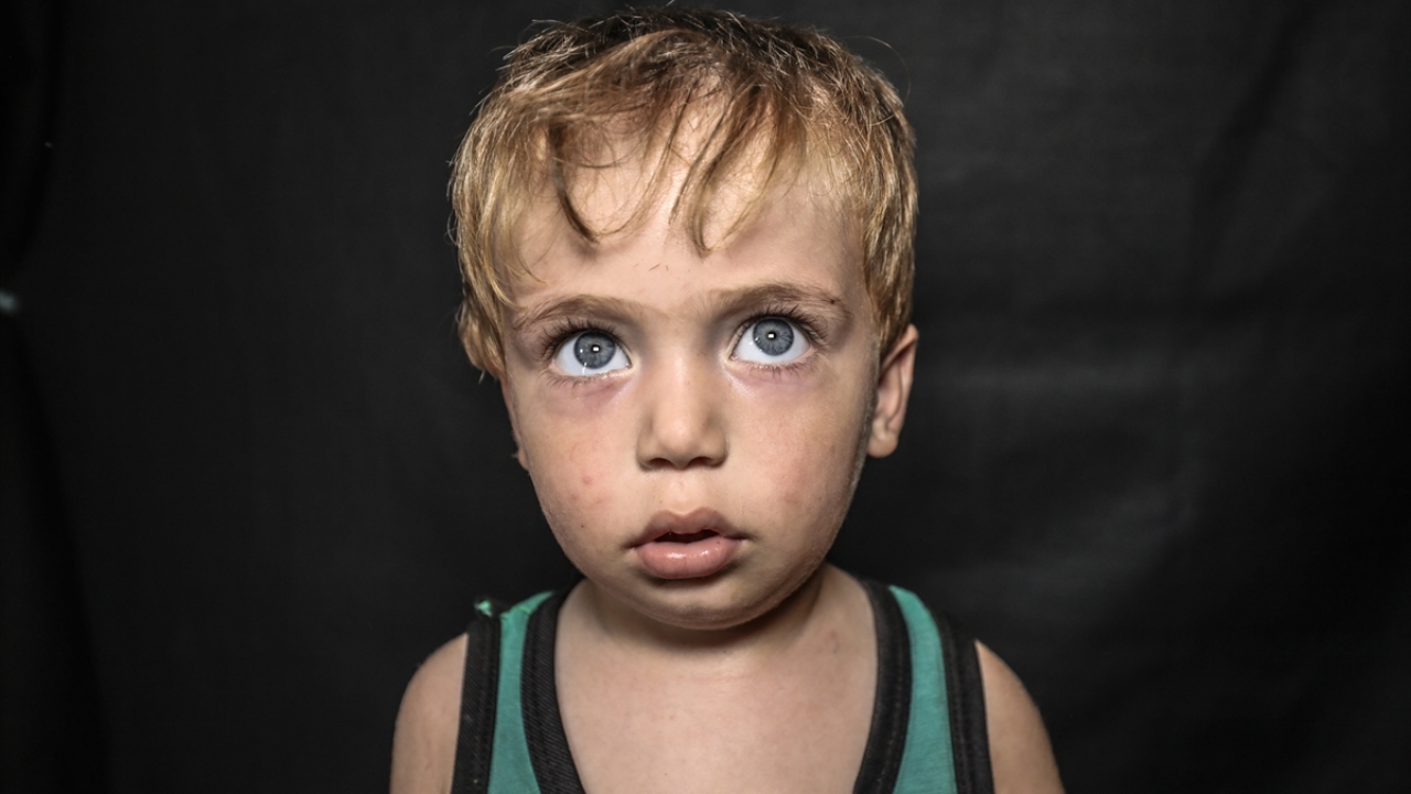 Berber Nizar el Yahya da, bayramın yaklaşmasıyla çocukları sevindirmek istediklerini, günlük 20 kız çocuğunun saçını yaptıklarını, 30 erkek çocuğunun saçını tıraş ettiklerini ifade etti.