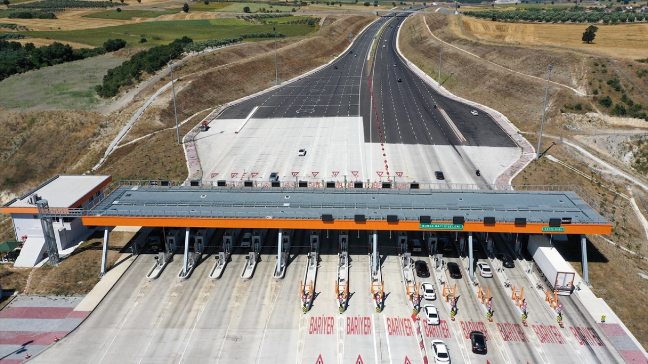 Cumhurbaşkanı Recep Tayyip Erdoğan tarafından geçen yıl açılışı gerçekleştirilen, İstanbul ile İzmir arasında 8,5 saati bulan seyahat süresini 3,5 saate düşüren otoyolda trafik akıcı ilerliyor.