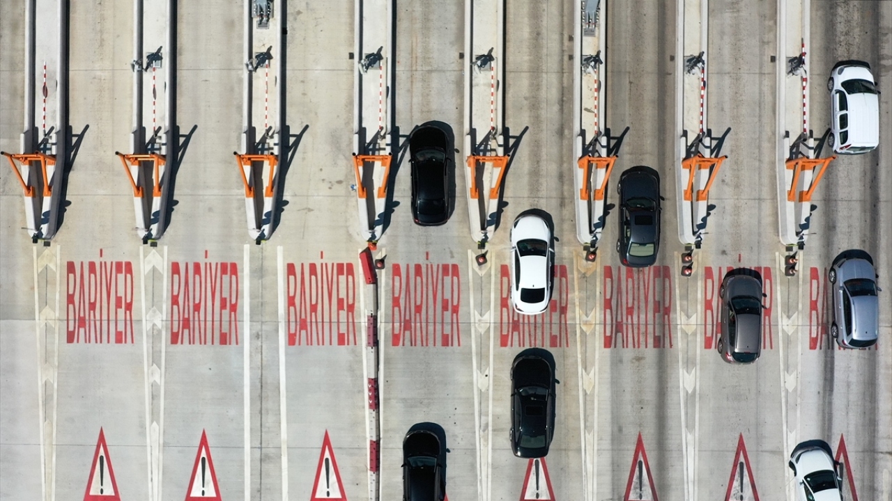Bursa Batı Gişeleri`nde, jandarma ekiplerince oluşturulan trafik kontrol noktasında denetimler gerçekleştiriliyor.