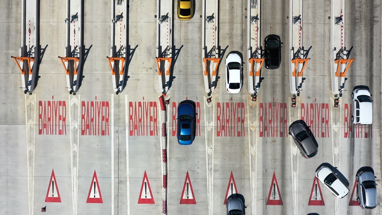 Ekipler, zaman zaman araçları durdurup hem kontrol yapıyor hem de bayram mesajını iletiyor.