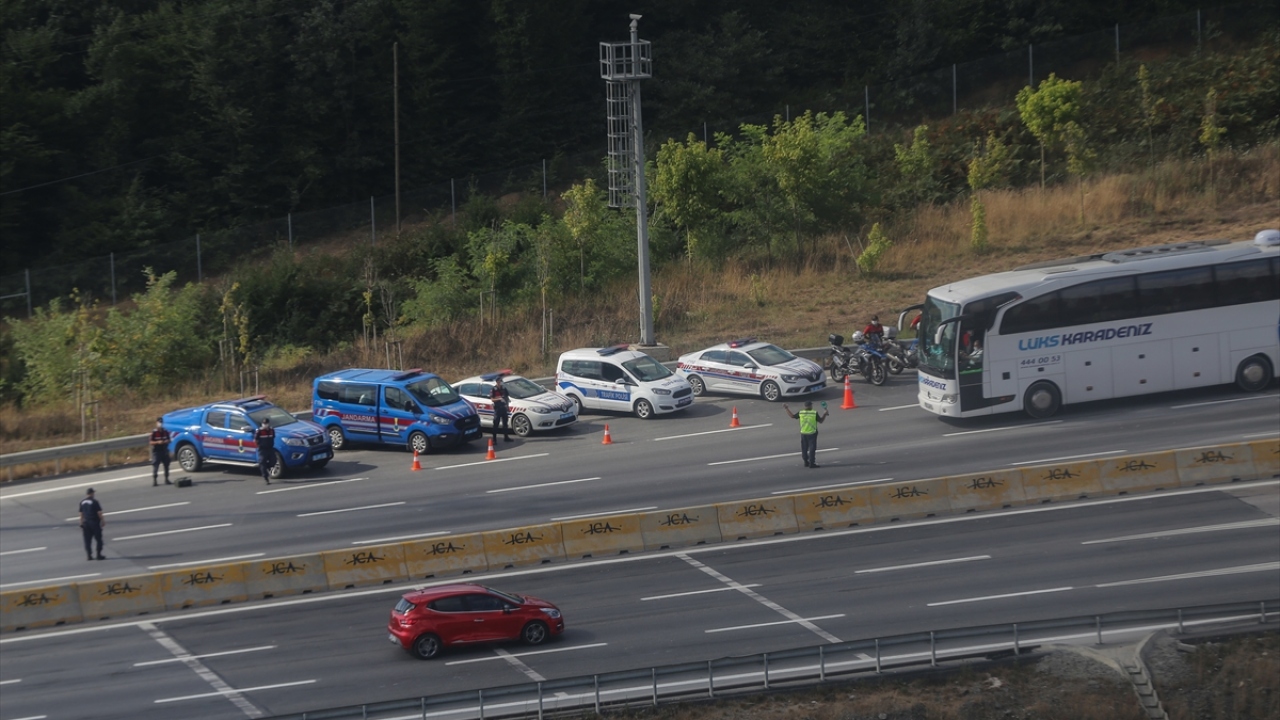 İstanbul`a gelen şehirlerarası araçlar da gişelerde durdurularak sıkı denetimlerden geçiriliyor. 
