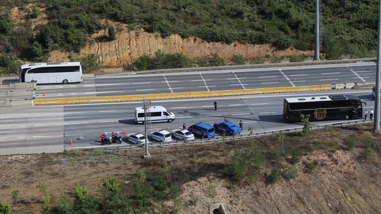 İçişleri Bakanlığının 81 il valiliğine gönderdiği genelge kapsamında vatandaşların emniyetli bir şekilde seyahat edebilmeleri için il genelinde güvenlik ve trafik denetimleri başlatıldı.
