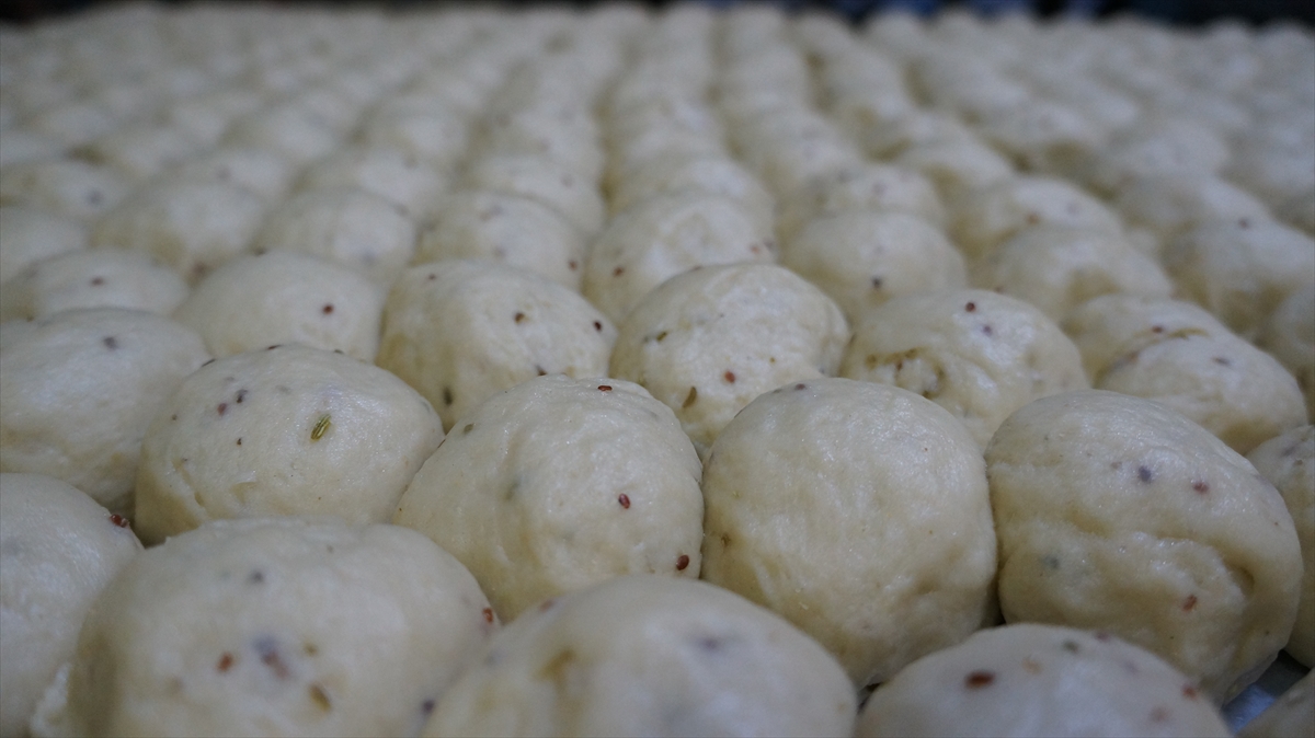 Kent merkezinde fırın ustaları, bayrama sayılı günler kala çevre illerin yanı sıra İstanbul, Ankara ve İzmir gibi kentlerden aldıkları siparişleri yetiştirmek için yoğun emek harcıyor. 