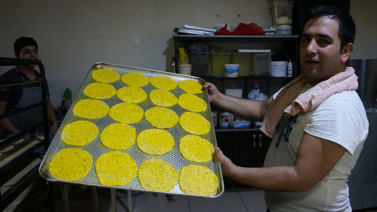 Kızgın ateşin önünde nar gibi kızaran taplamalar, bayramda misafirlerin isteğine göre hem kurabiye hem de tatlı olarak ikram ediliyor. 