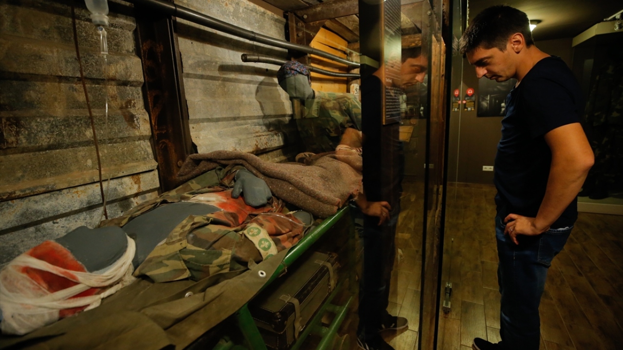 Bölgeye gelen turistler, tüneli ziyaret ediyor.