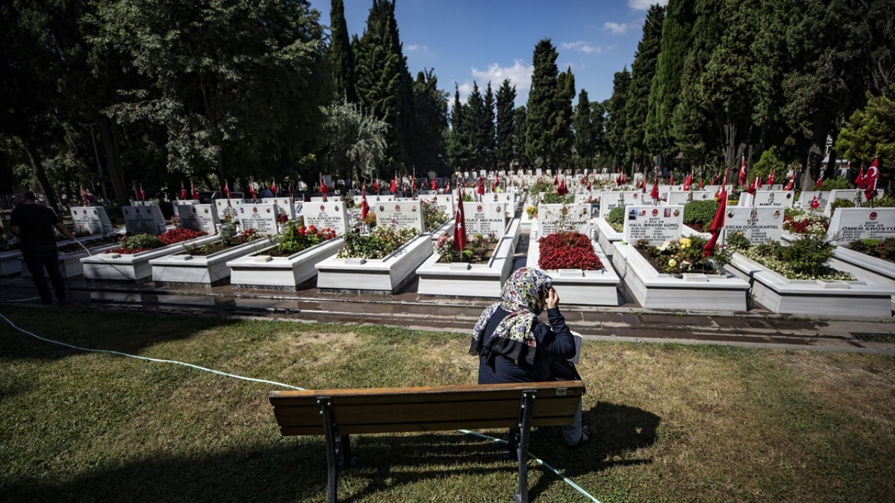 Şehit yakınları ve vatandaşlar, Kurban Bayramı dolayısıyla Edirnekapı Şehitliği`ni ziyaret etti. Şehitlerin kabri başında dua eden vatandaşlar, çiçek bırakıp, suladıkları mezarların bakımını yaptı.