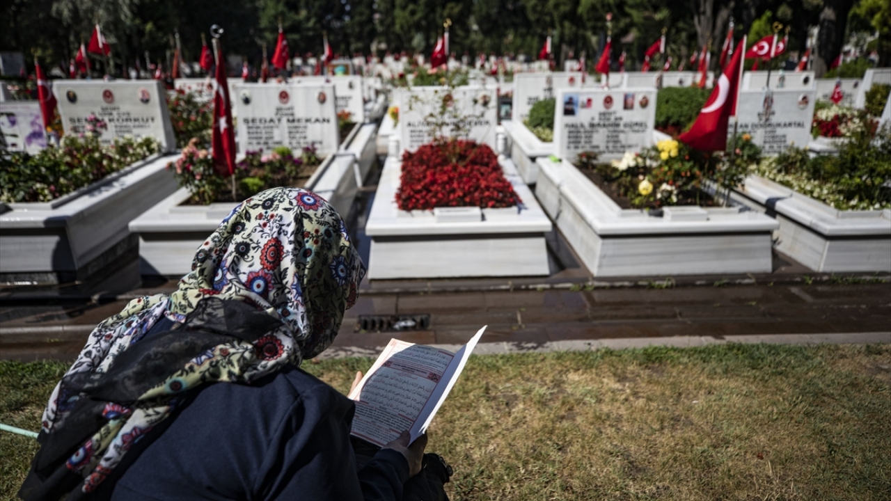Şehit aileleri, evlatlarının mezarı başında Kur`an-ı Kerim okudu.