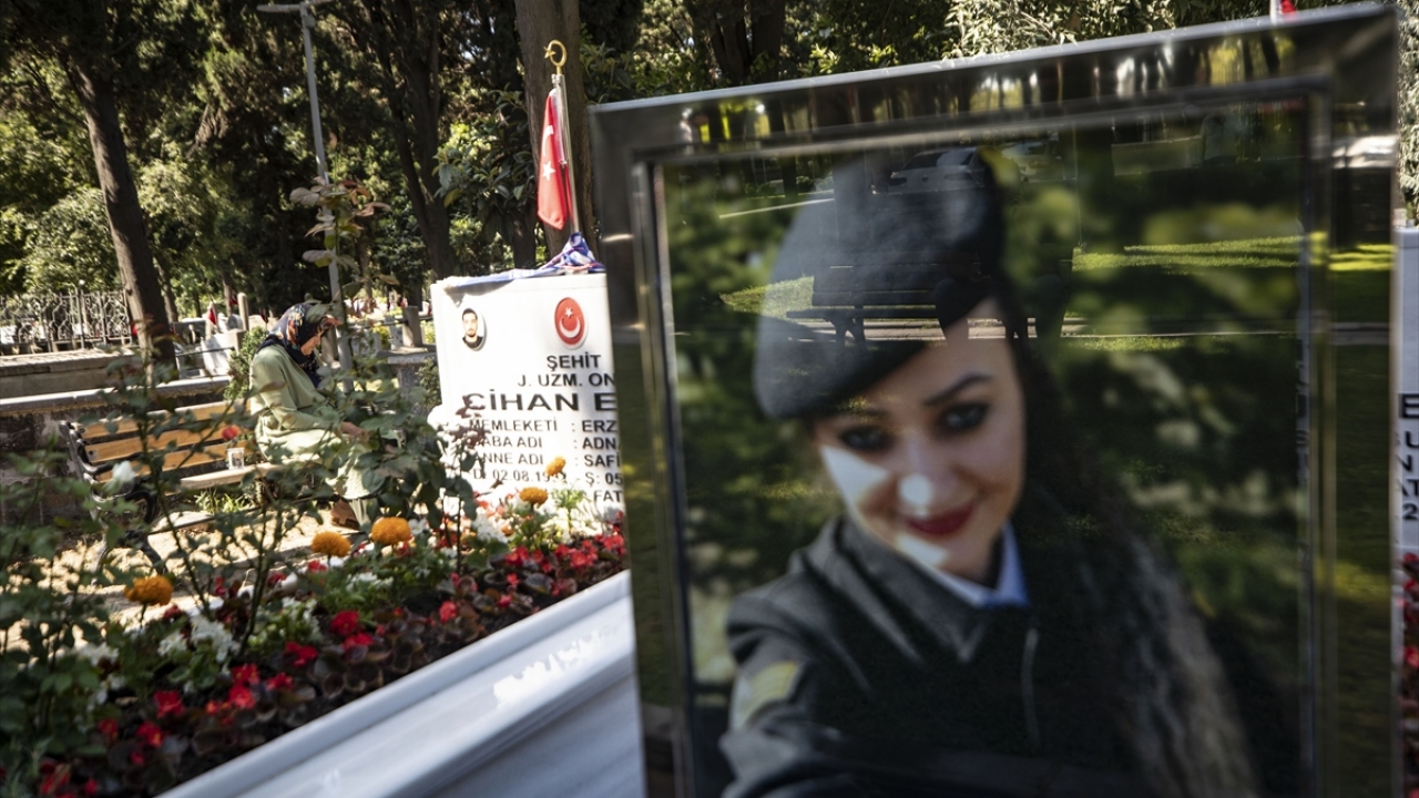 Şehit babası Kani Güral, evladı Halil İbrahim Güral`ın 2017 yılında Kurban Bayramı`nda Hakkari`nin Çukurca ilçesinde şehit olduğunu söyledi.