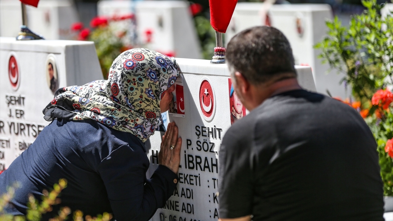 Bazı aileler, mezar taşındaki şehit fotoğrafını yeniledi. Bazı ailelerin ise şehitlerinin mezarı başında gözyaşı döktüğü görüldü. 