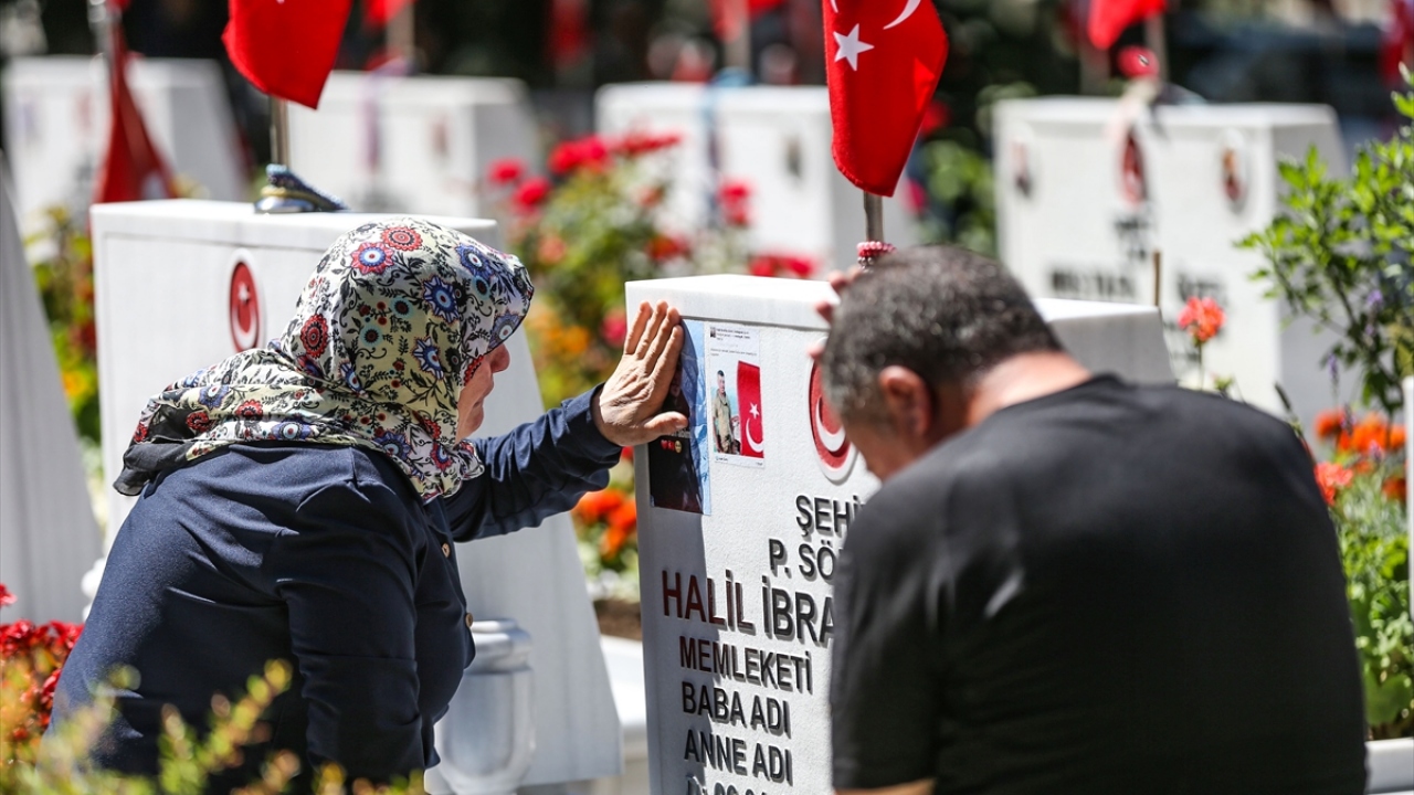 Sevim Kahyeoğlu da 1995 yılında Tunceli`de şehit olan komşusunun oğlu Jan.Kom.Er Enver Yorulmaz`ı ziyaret ettiğini anlattı.