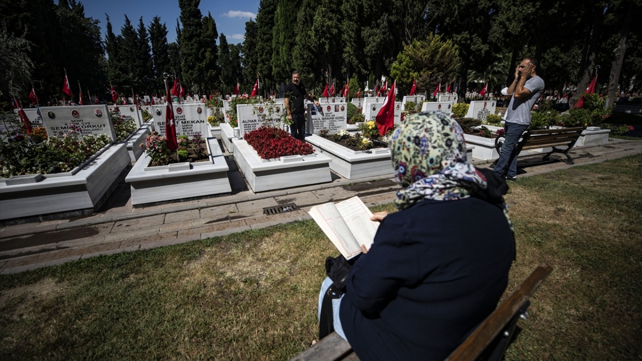Şehit Yorulmaz`ı evladından ayırmadığını, 25 yıldır her sene şehitliğe geldiğini dile getiren Kahyeoğlu, "Sırf onun için gelmiyorum, hepsi için geliyorum. Buraya gelmeden hiç rahat edemiyorum." ifadesini kullandı.