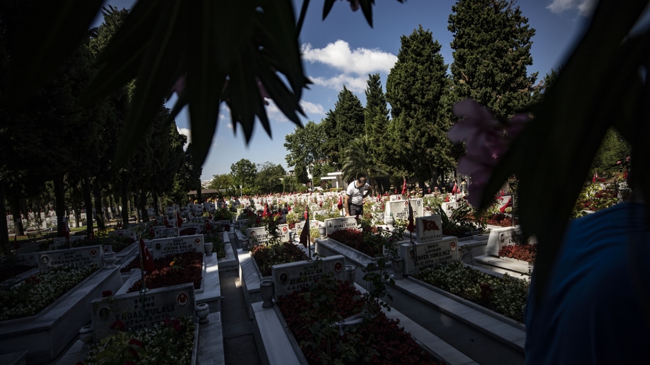 İstanbul Büyükşehir Belediyesi ekipleri, mezarlık girişinde vatandaşlara şeker, lokum, su ve kolonya ile dezenfektan dağıttı.