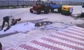 Hindistan'da kabloya takılan kişi havada uçarak kadının üzerine düştü