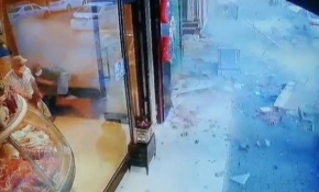 İstanbul'da 5 katlı binada balkon çöktü