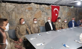 Bakan Soylu, Şırnak'ta askerlerin bayramını kutladı