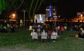 Yetim çocuklar açık havada sinema keyfini yaşadı