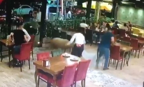 Sahibinin elinden kaçan kurbanlık koç restorana girdi
