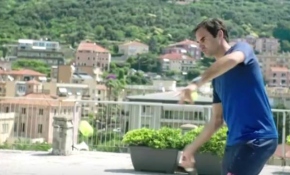 Terasta tenis maçı yapan komşulara Federer sürprizi