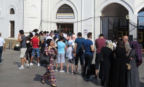 Kadıköy İskelesi'nde sosyal mesafesiz Adalar kuyruğu